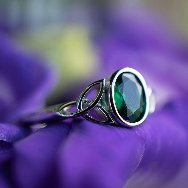 Anello con nodo celtico in argento sterling fatto a mano Anello con nodo celtico in argento sterling fatto a mano
